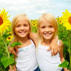 Удивительные девочки-близняшки – загадка для взрослых