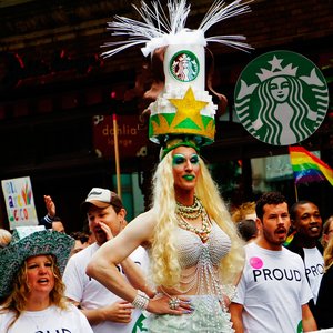 Президент Starbucks высказался против традиционных браков